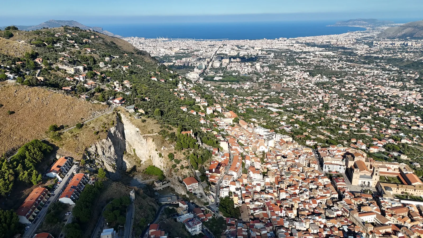 Abitato e costa visti dall&rsquo;alto durante un monitoraggio ambientale