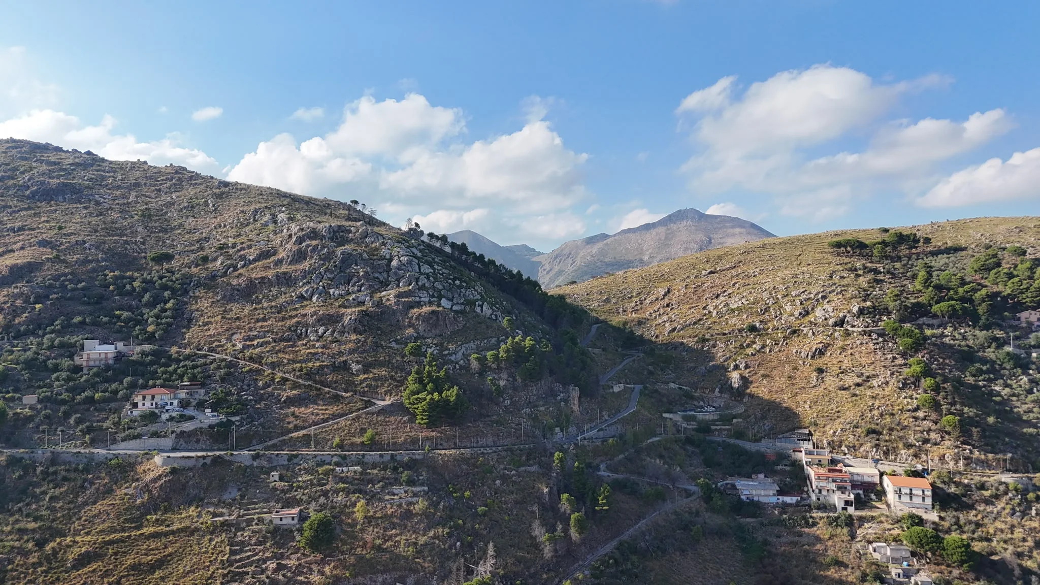 Viabilit&agrave; rurale tra i rilievi, vista dall&rsquo;alto